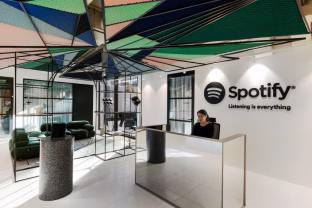 „Spotify“ vadovas pažėrė kritikos „Apple“: sako, kad bendrovė nesilaiko Europoje galiojančių reikalavimų, sureagavo ir „Apple“