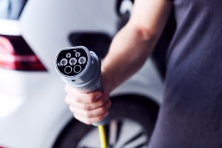 Paskutinė vinis į vidaus degimo variklių karstą? Štai kodėl vairuotojai masiškai atsisako savo dyzelinių automobilių