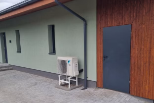 Į Lietuvą atkeliavę vėsesni orai daugelį gyventojų privertė prisiminti būsto šildymą: norintiems namus šildyti efektyviai, kaip šilumos siurbliai leidžia sutaupyti ir saugoti gamtą?