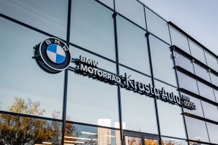 Kaune po rekonstrukcijos duris atveria BMW salonas: pirmasis salonas Baltijos šalyse, kuriame įdiegti naujausi BMW prekės ženklo atnaujinimai ir dizaino elementai