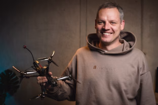 Šiandieniniame verslo pasaulyje įprasti komandos formavimo renginiai vis dažniau įprasminami naujomis formomis: po darbo valandų konstruoja dronus Ukrainos kariams