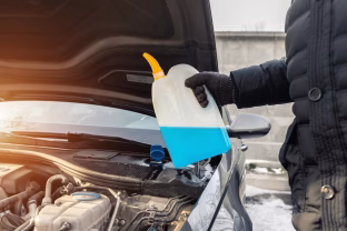 Ši viena klaida gali sugadinti jūsų automobilį, kokio ploviklio niekada negalima pilti žiemos metu?