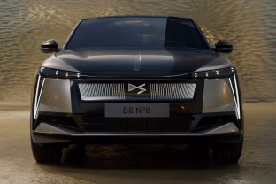 „DS Automobiles“ pristato naujausią savo elektrinį flagmaną: naujasis „DS N°8“ kupė pasiūlys ne tik puikų nuvažiuojamą atstumą, bet ir daugiau aukščiausios klasės galimybių