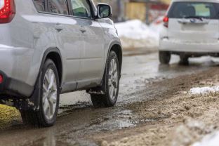 Kuom pakeisti druską žiemą: sprendimas, kuris neardo trinkelių ir negadina batų