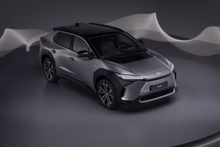 „Toyota“ ketina atsisakyti niekam nesuprantamų elektromobilių pavadinimų, naujausi modeliai turės aiškius ir visiems suprantamus vardus
