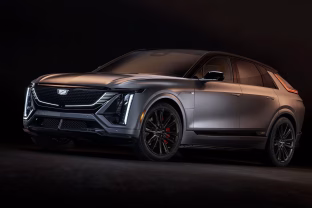 „Cadillac“ pristatė pirmąjį savo elektrinį visureigį - naujasis „Lyriq-V“ tapo galingiausiu visų laikų bendrovės automobiliu