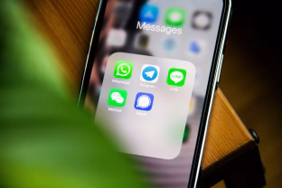 „iPhone“ telefonų turėtojai gali sulaukti ilgai lauktos „WhatsApp“ funkcijos, šia galimybe „Android“ įrenginių turėtojai mėgaujasi jau ne vienerius metus