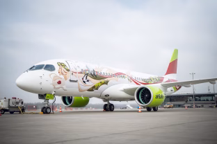 „airBaltic“ RIX Rygos oro uoste pasitiko savo 50-ąjį „Airbus A220-300“ orlaivį su specialiu apipavidalinimu