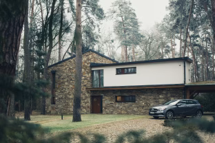 Saulės energiją naudojančių vartotojų skaičius Lietuvoje sparčiai auga: ESO duomenys atskleidžia stulbinančius rezultatus, tačiau ne viskas taip tobula