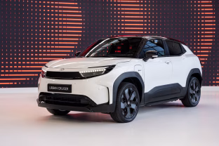 „Toyota“ pristatė naująjį „Urban Cruiser“ modelį: kompaktiškas SUV elektromobilių gamos modelis į gatves išriedės dar šiemet