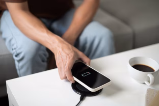 Greitas išmaniojo telefono įkrovimas: sužinokite, ar tai išties kenkia jūsų įrenginiui ir ką reikėtų daryti
