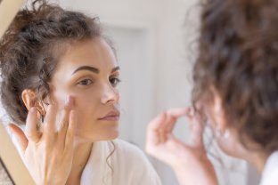 Alfa karta ir grožio priemonės: specialistė įvardino, kada vaikai pradeda „veido rutiną“ per anksti