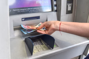Bankomatų era jau baigėsi: daugiau nebegausite grynųjų pinigų, situacija Lietuvoje keičiasi iš esmės