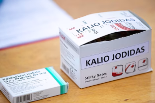 Gyventojai masiškai plūsta į vaistines: stebi nerimą keliantį reiškinį, kalio jodido išgraibstyta per dienas
