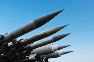 Užšaldyta amerikiečių parama atitirpo: JAV siunčia Ukrainai raketas ir šarvuotą techniką už 300 mln. JAV dolerių