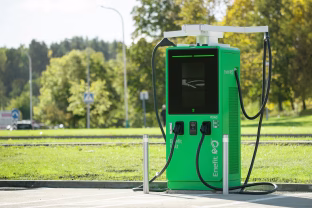 Elektromobilių ir įkrovimo stotelių augimas Lietuvoje: kodėl artimiausiu metu būsime priekyje Baltijos šalyse