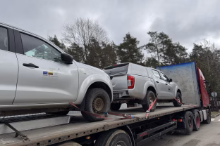 Kovai su tamsa ir karu: Lietuva perdavė Ukrainai visureigius, mikroautobusus ir generatorius