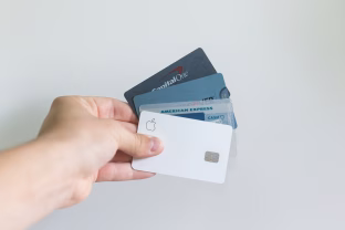 Bankų spąstai, apie kuriuos daugelis nesusimąsto: visa tiesa apie kredito korteles, kuri dažniausiai nutylima