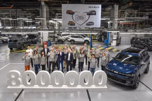 Miovenio gamykloje Rumunijoje nuo konvejerio nuriedėjo 8 milijoninis „Dacia“ automobilis