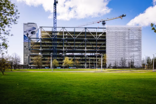 Pirmąjį etapą planuojama užbaigti 2026 metais: atnaujinamos „Preses Nama Kvartāls“ statybos