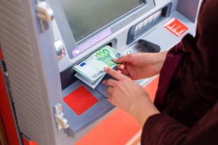 Šokiruojanti tiesa apie bankomatus: atskleista, kiek jie kainuoja ir kodėl tai svarbu kiekvienam iš mūsų