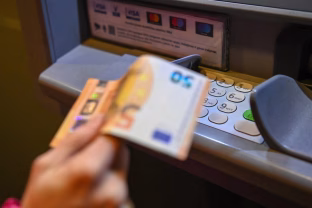 Nebegalėsite išsiimti grynųjų pinigų: bankomatų likimas jau aiškus, tai kelia vis didesnį daugumos gyventojų įsiūtį