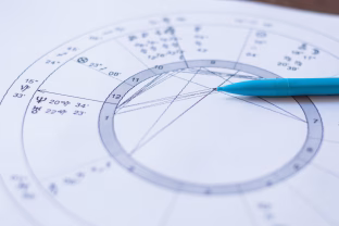 Astrologinis proveržis: šiems trims Zodiako ženklams atėjo laikas žengti į priekį, laukti nebėra ko