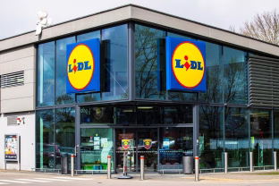 „Lidl“ siūlo didžiausius vidutinius atlyginimus sektoriuje, darbuotojai gali mėgautis ir kitais privalumais