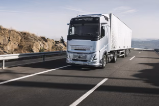 Dujomis varomų „Volvo“ sunkvežimių paklausa toliau auga, pardavimai išaugo 25 proc.