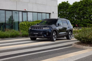 Automobilių gamintojai keičia logotipus ir jungia jėgas: kas iš to laimi – pirkėjas ar tik rinkos dalyviai?