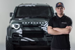 „Defender“ užbaigė pirmąjį prototipo testą ir pasirašė sutartį su Dakaro ralio legenda bei Roku Baciuška