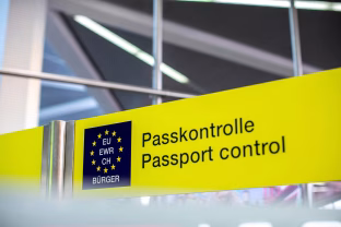 Gali gauti net 64 tūkst. eurų: Europos šalys pradeda siūlyti rekordines sumas už savanorišką išvykimą