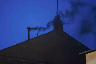 Juodi dūmai virš Vatikano: pirmąją dieną sprendimo rasti nepavyko, skelbiama, kaip viskas vyks toliau