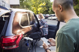 Lietuviai tiki elektromobilių ateitimi: nori elektromobilių, bet netiki, kad jie iš tikrųjų gelbėja gamtą