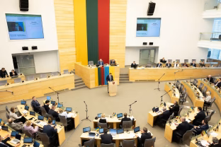 Kremliui palankūs kanalai atakuoja iš visų pusių: mokesčiai, NATO, rusų menininkai ir sąmokslo teorijos
