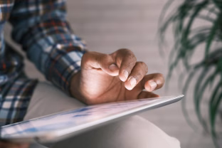 Ieškote medicininių patarimų internete? Štai kaip atskirti pavojingą melą nuo tikros informacijos