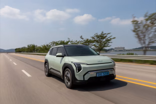 Įsibėgėjimo greičiu užgožia net sportinius modelius: kodėl elektromobiliai šauna į priekį kaip raketos?