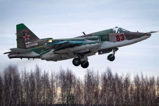 Ukrainietis tapo rusų aviacijos siaubu: užfiksuoti išskirtiniai kadrai, kaip vienu šūviu naikinami rusų lėktuvai