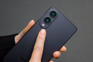 „Samsung“ atskleidė, kaip buvo pagamintas itin plonas „Galaxy S25 Edge“ išmanusis telefonas