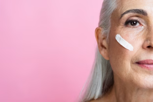Manėte, kad šis kremas jaunina jūsų veidą? Dermatologai atskleidžia liūdną realybę, tai gali tapti didele klaida