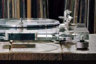 Tobuli dizaino sprendimai? „Audio-Technica“ pristatė visiškai permatomą vinilų grotuvą