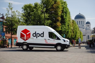 Tūkstančiai tonų išvengto CO2 ir didelės investicijos: kaip elektromobiliai tampa konkurenciniu pranašumu?