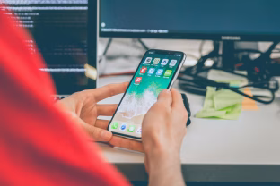 Ar išmanusis telefonas yra streso šaltinis? Atskleista, kodėl po naršymo telefone jaučiatės pavargę