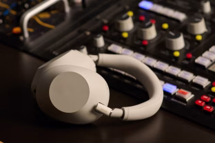 Geriausios „Sony“ sukurtos belaidės ausinės? Pateikiamos priežastys, kodėl verta įsigyti naująsias „WH-1000XM6“