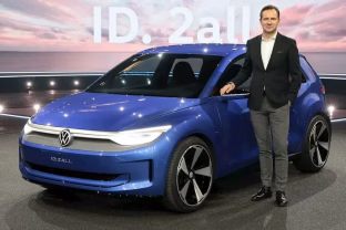 Vokietijos automobilių milžinė keičia kursą: pertvarko savo elektromobilių strategiją, laukia dideli pokyčiai