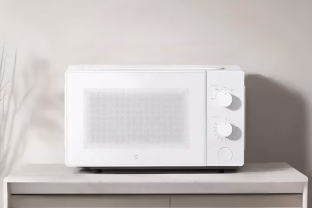 „Xiaomi“ pristatė 20 litrų talpos mikrobangų krosnelę su minimalistiniu dizainu ir išmaniais sprendimais