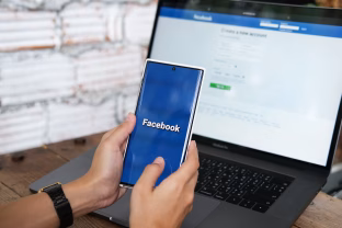 „Facebook“ siūlo nemokamą kavos aparatą: šia gudrybe patikti daugelis, ekspertai perspėja apie pavojų