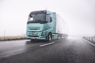 „Volvo“ pristatė elektrinį monstrą: su pilnu įkrovimu iki 600 km, įkrovimas per pietus, apkrova kaip dyzelio