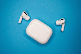 Belaidžių ausinukų populiarumas ir toliau auga: rekordiniai rezultatai, viršūnėje ir toliau išlieka „Apple“