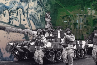 Putinas testuoja NATO kantrybę: palydoviniai vaizdai fiksuoja nerimą keliančius vaizdus, prie sienos kraunami ginklai